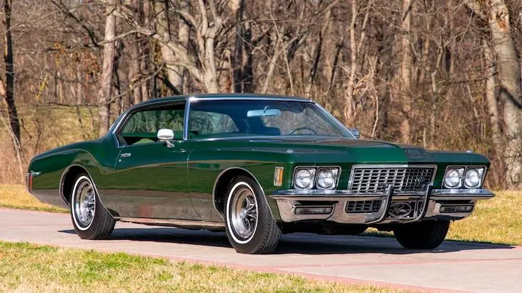 موتور قدرتمند V8 در Buick Riviera که یکی از ویژگی‌های برجسته این خودرو است