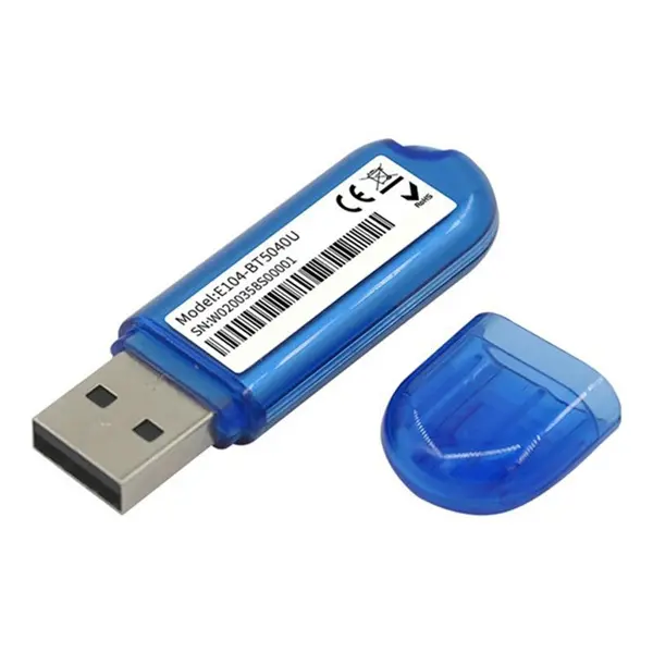 دانگل بلوتوث متصل به پورت USB یک لپتاپ با کابلهای مختلف