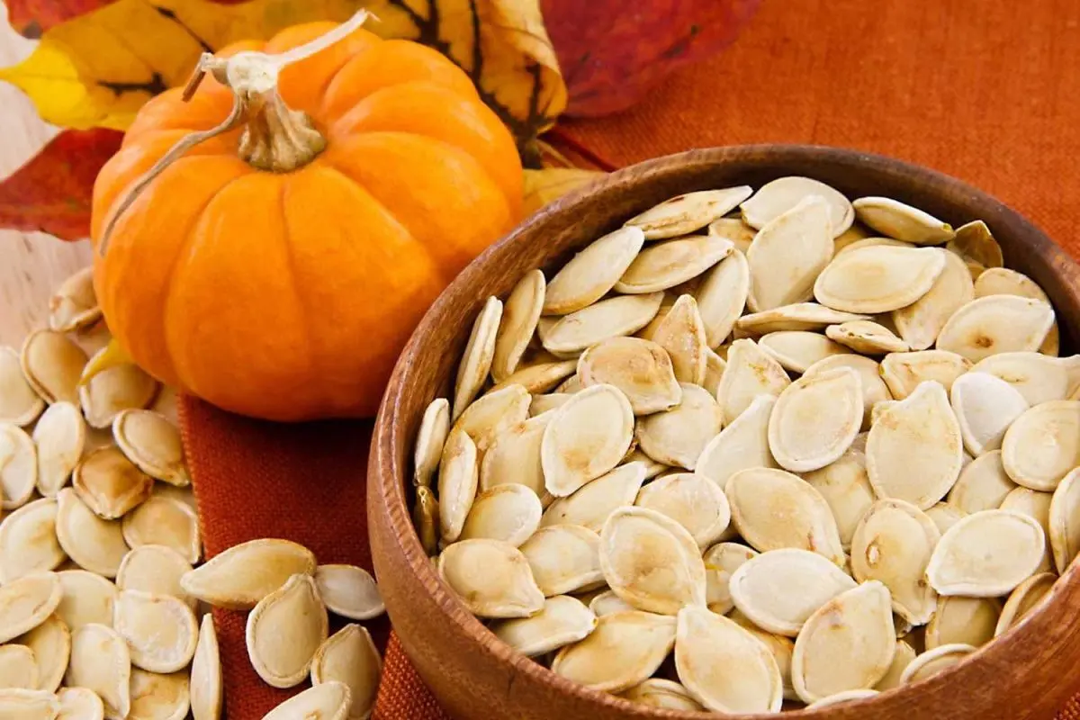مغز تخمه کدو در یک ظرف شیشهای با درپوش