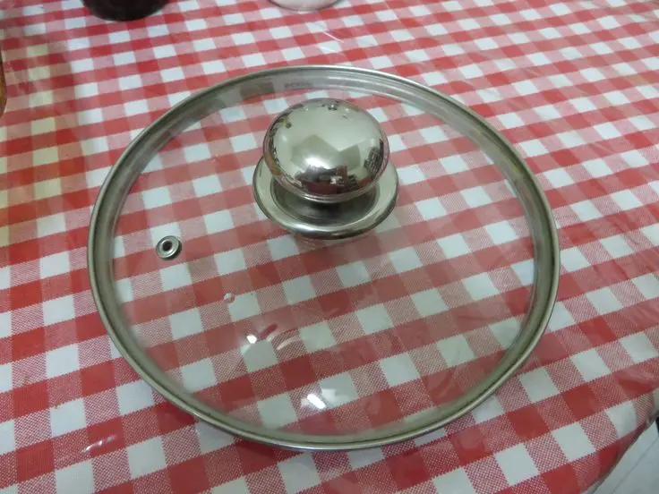 یک کارگر در حال استفاده از وسایل مدرن برای جمع‌آوری پسماند