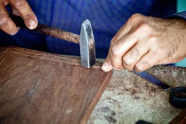 مبلمان سنتی خاتمکاری شده با نقشهای پیچیده