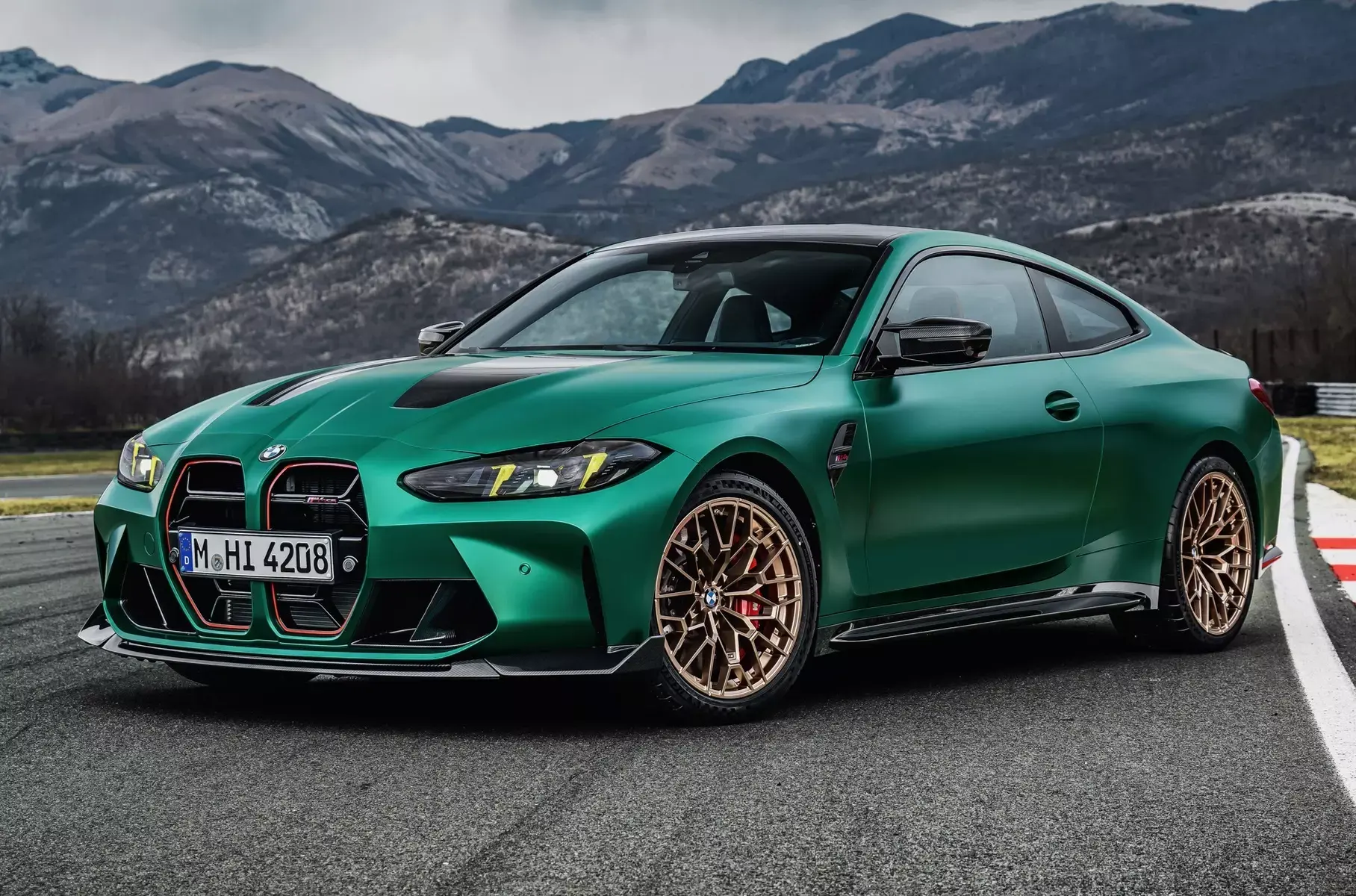 BMW M4 در حال رانندگی با طراحی اسپورت و خطوط تیز
