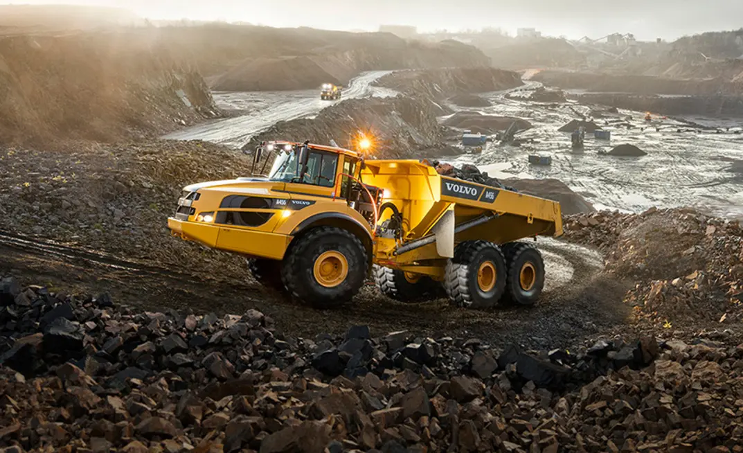 کامیون معدنی Volvo A45G در حال حرکت در مسیر معدنی