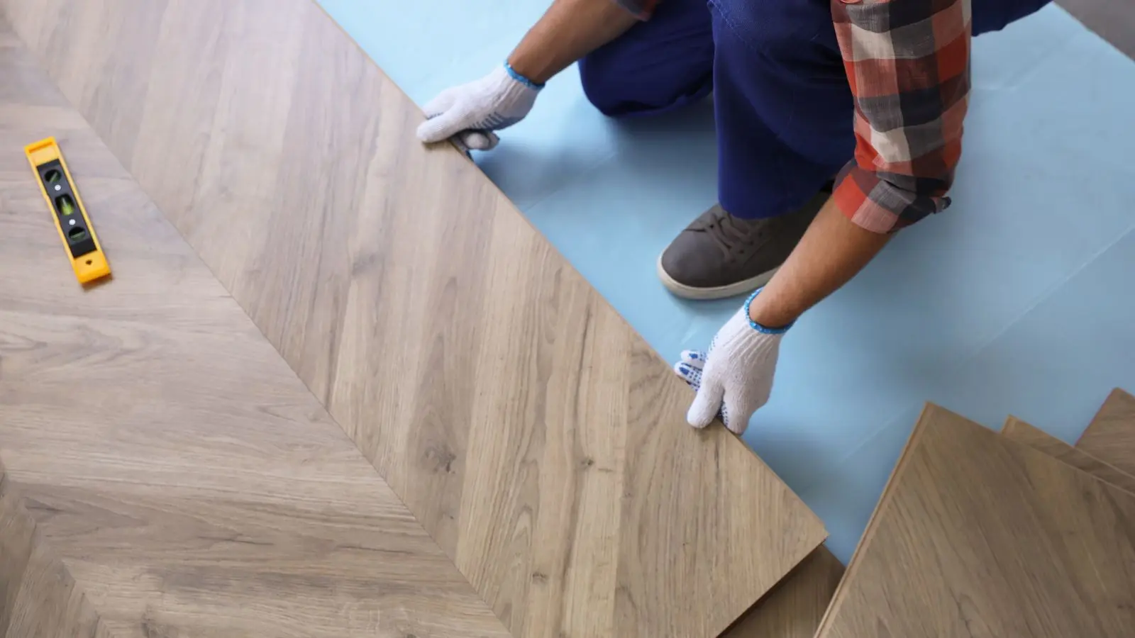 نصب کفپوش PVC در یک محیط تجاری با طراحی مدرن