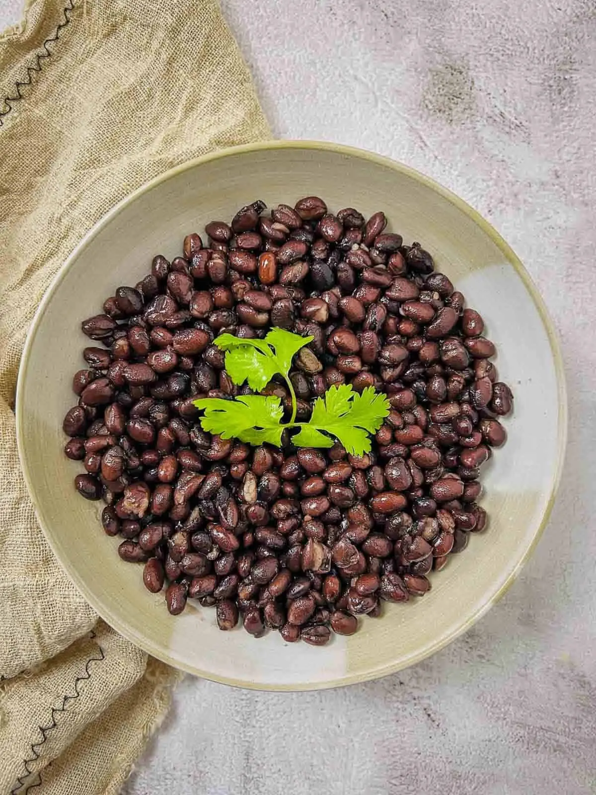 لوبیا سیاه پخته شده در ظرف سفالی با سبزیجات و ادویه
