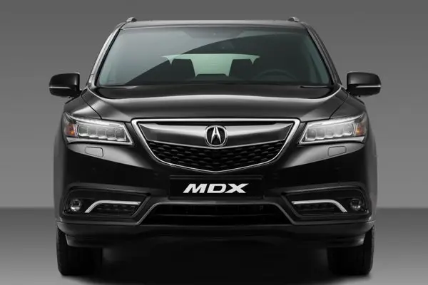 آکورا MDX با طراحی مدرن و خطوط تیز در کنار جاده