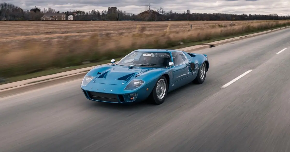 فورد GT40 در نمایشگاه خودروهای کلاسیک، با طراحی ایکونیک و جزئیات مسابقهای
