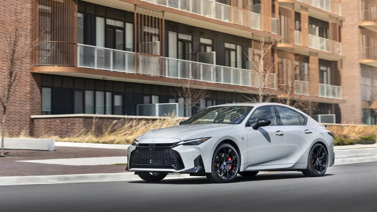 طراحی جلوپنجره و چراغهای LED پیشرفته Lexus IS