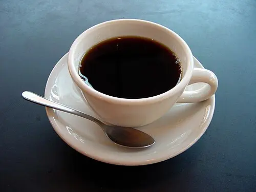 فنجان کوچک قهوه با بخار در حال بالا آمدن