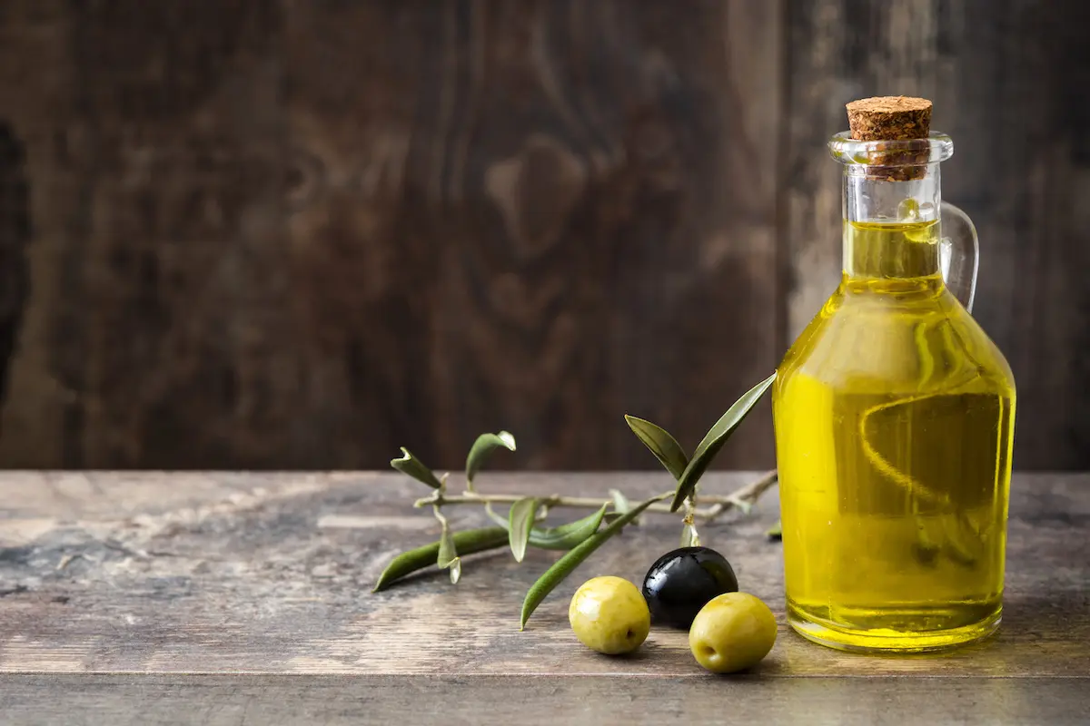 مزه کردن روغن زیتون با چنگال در ظرف شیشه‌ای