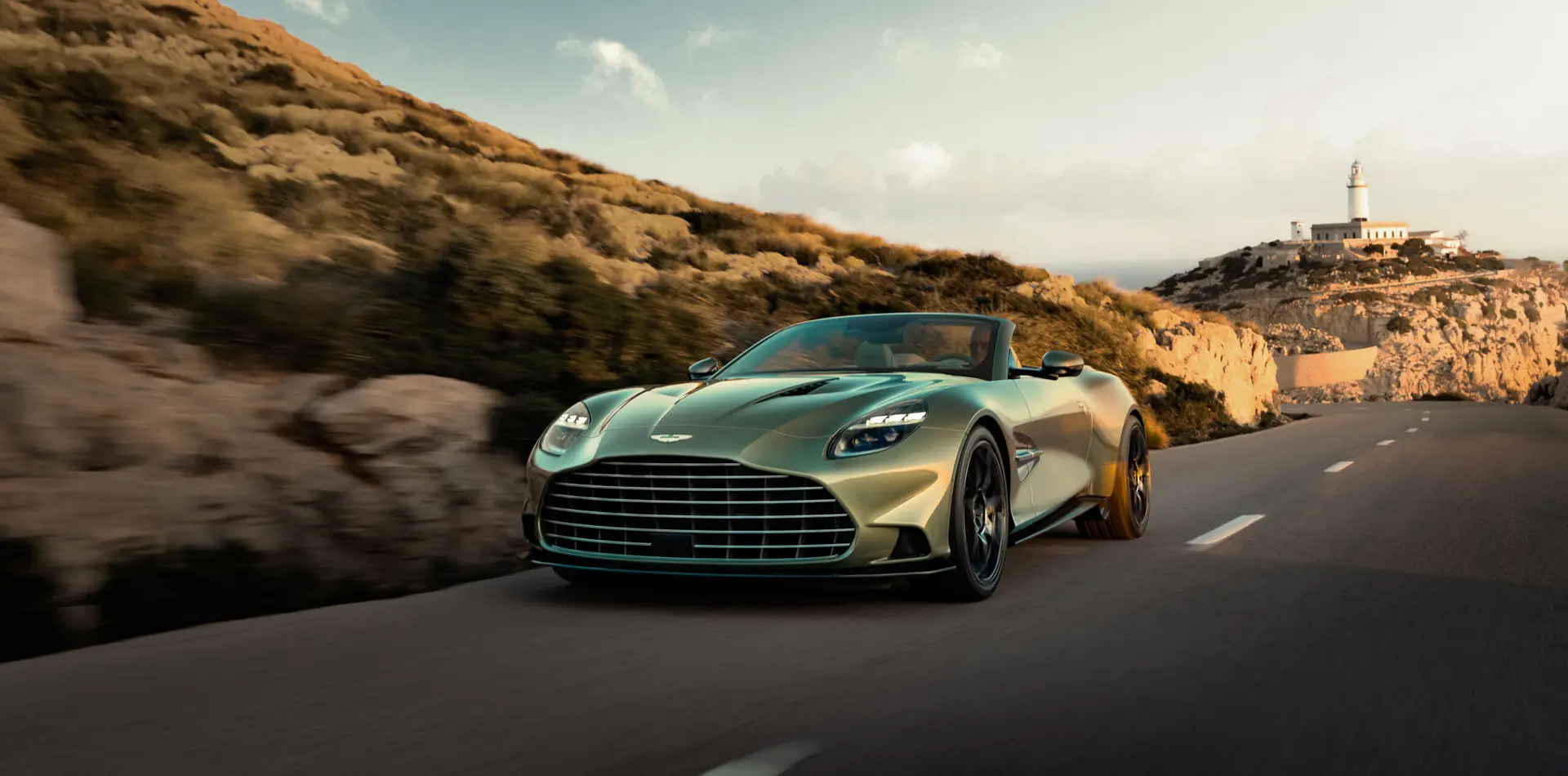 طراحی زیبا و منحصر به فرد کابریولت Aston Martin Vanquish Volante با سقف باز و خطوط اسپورت