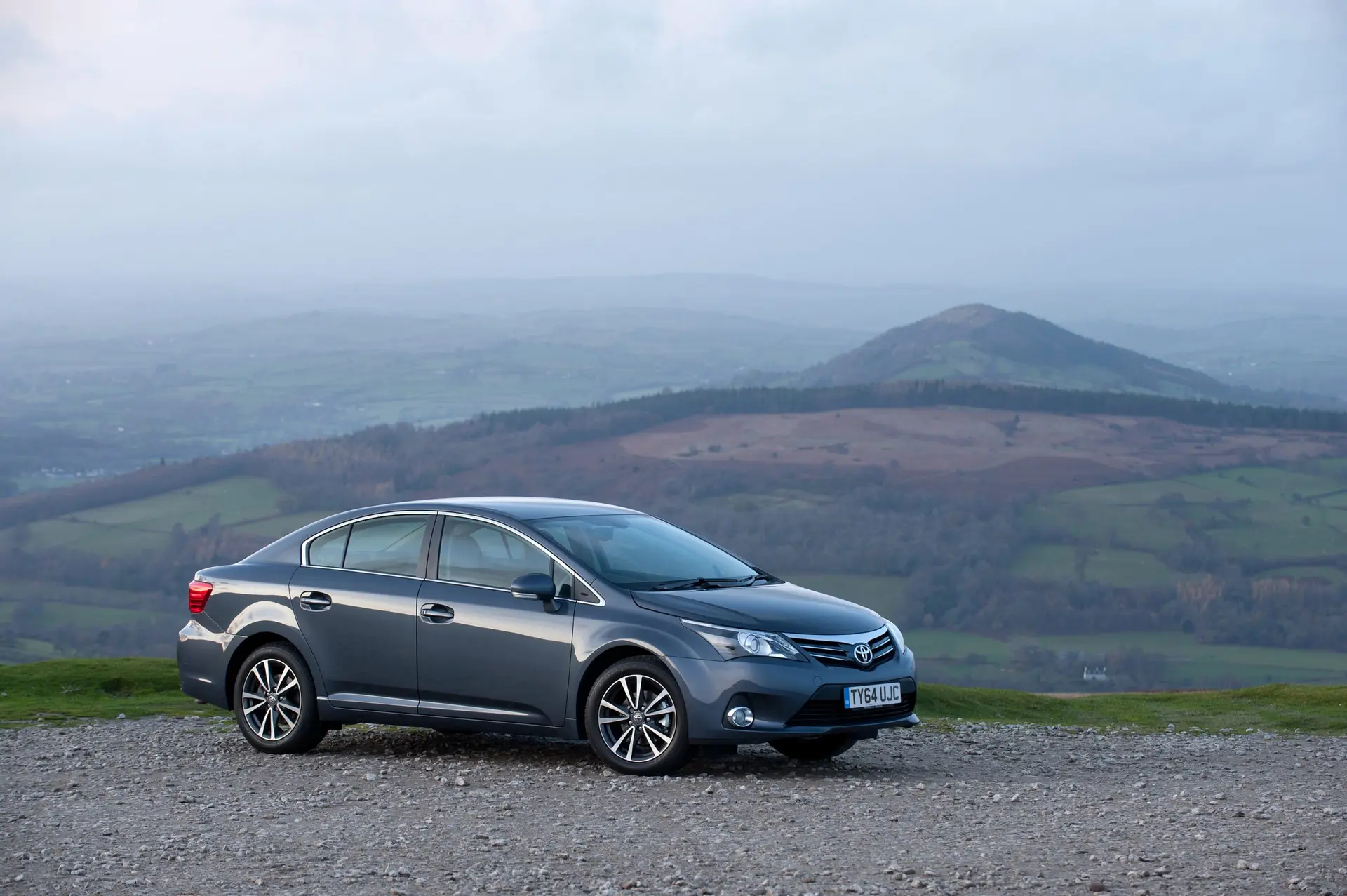 داخل کابین و طراحی داخلی Toyota Avensis با امکانات مدرن