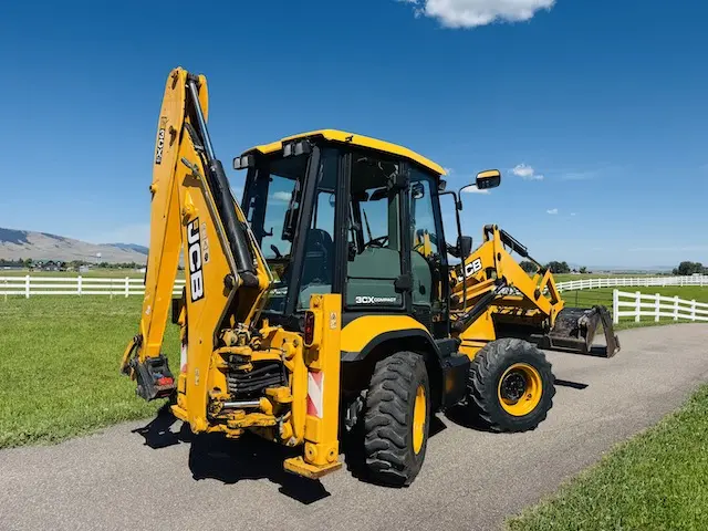 بکهو لودر JCB 3CX در حال انجام عملیات حفر در یک پروژه
