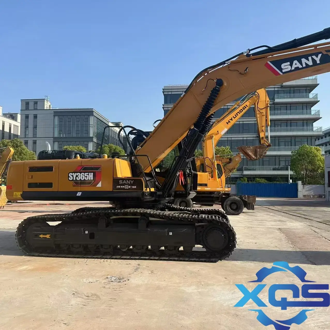 موتور و سیستم هیدرولیک بیل مکانیکی سانی SY365 در حال بررسی توسط فنی کار