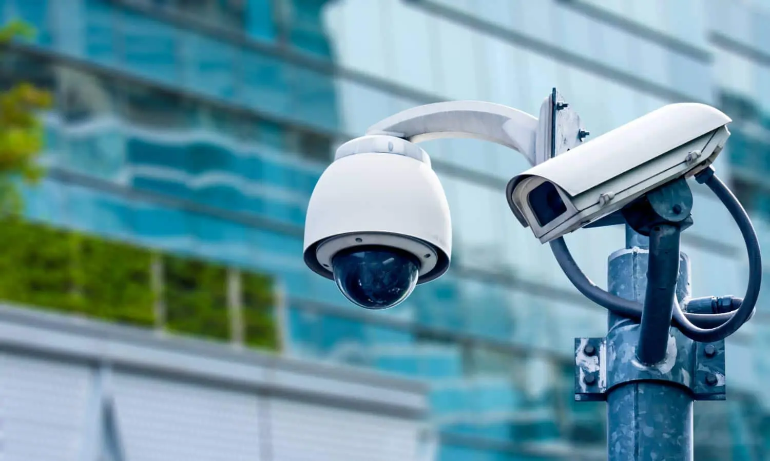 دوربین مداربسته تجاری نصب شده بر روی دیوار ساختمان