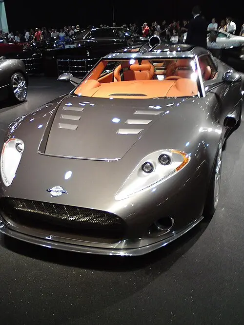 طراحی جلو Spyker C8 با گریل بزرگ و چراغ‌های مدرن