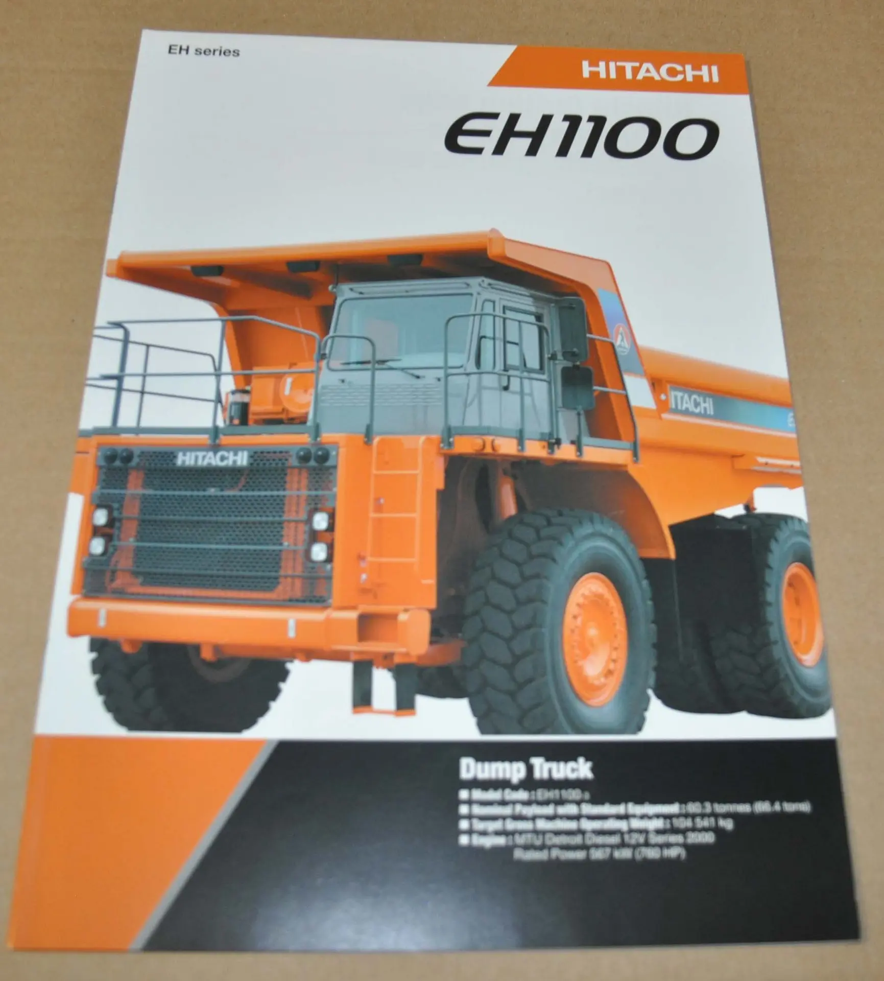 کامیون معدنی هیتاچی EH1100 در حال حرکت در معدن