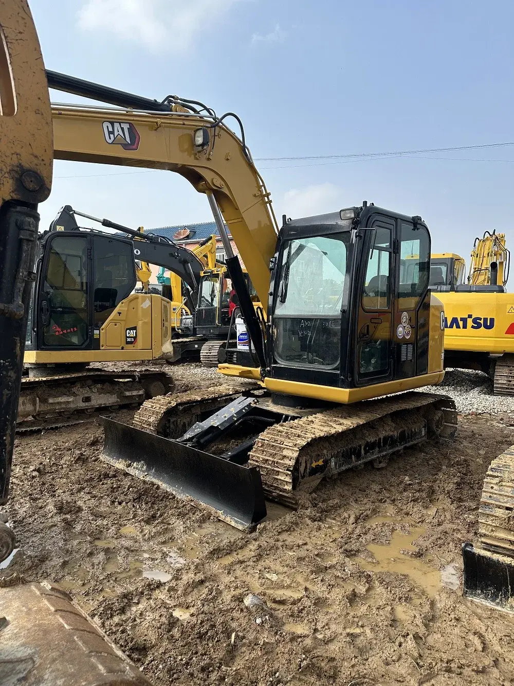 بیل مکانیکی کاترپیلار ۳۰۸ در شرایط خوب و با ساعت کارکرد پایین