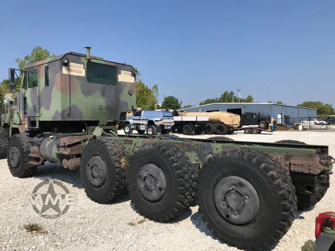 کشنده سنگین Oshkosh M1070 در حال حمل توپخانه