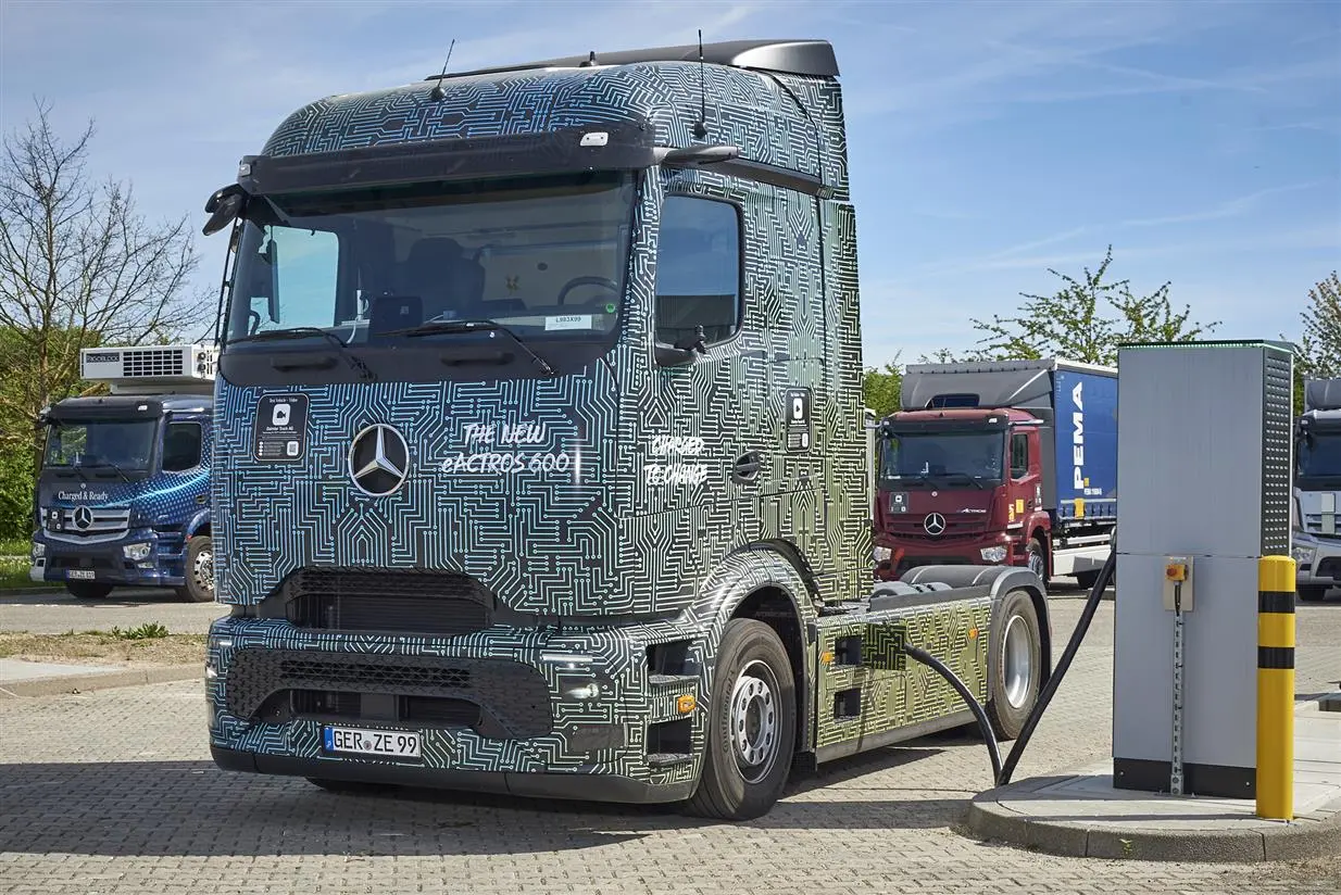 کامیون برقی مرسدس بنز eActros در حال شارژ در ایستگاه شارژ سریع