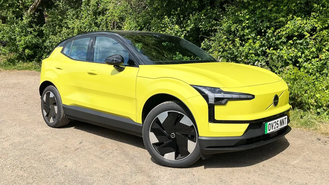 چهارچرخ خودرو الکتریکی Volvo EX30 در حال حرکت در جاده