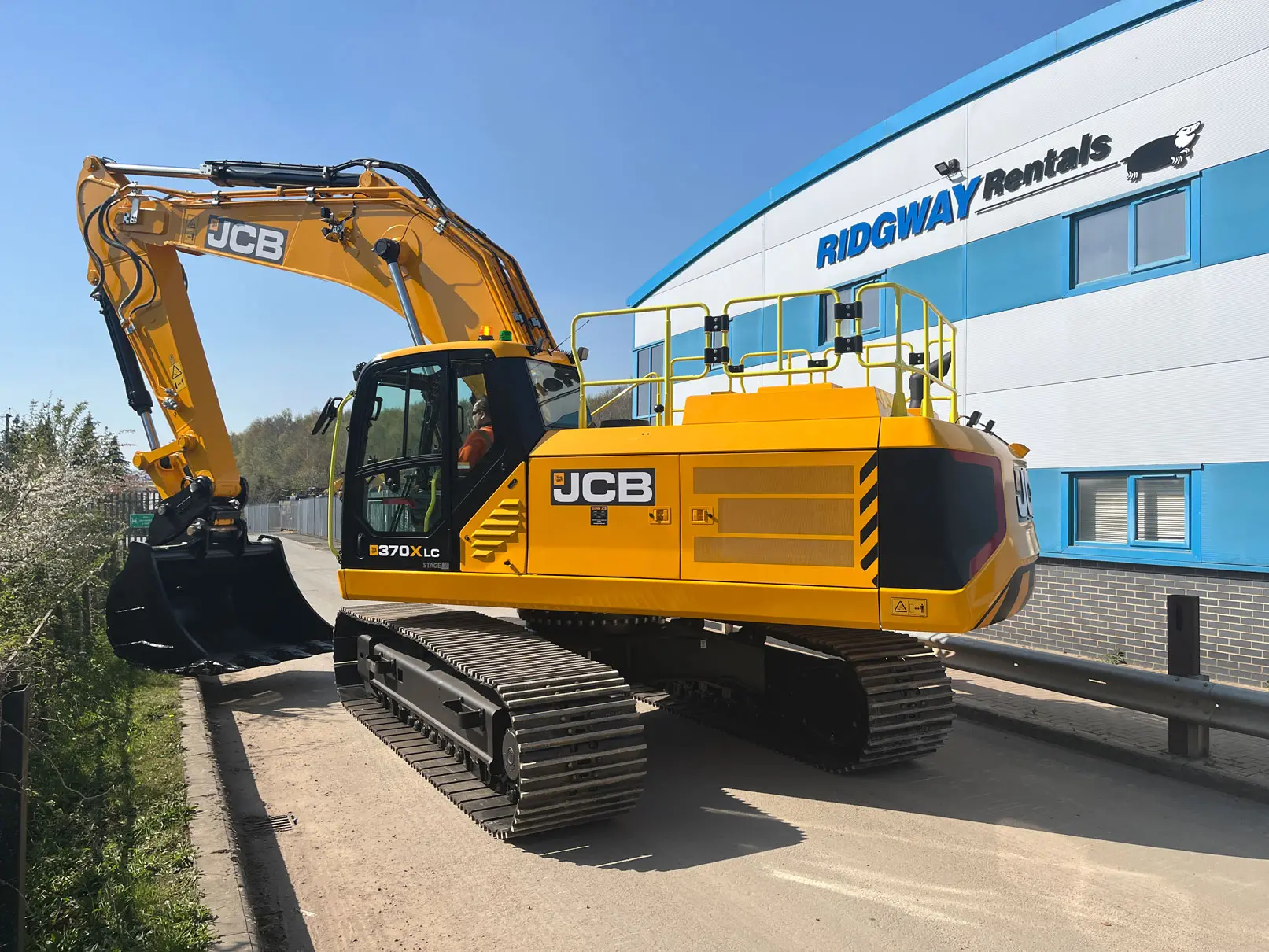 موتور و سیستم انتقال قدرت بولدوزر JCB 370X در کارگاه