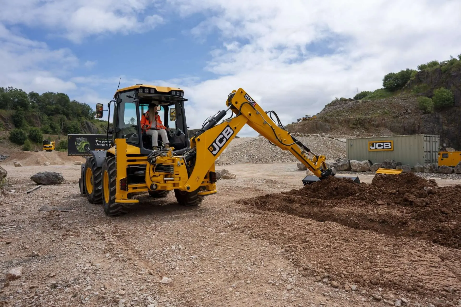بکهو لودر JCB 4CX در حال انجام عملیات حفر در یک پروژه عمرانی