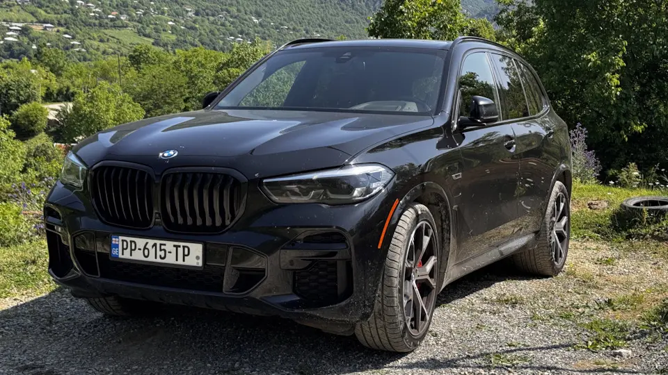 طراحی بیرونی BMW X5 با چراغ‌های LED و شبکه‌های مدرن