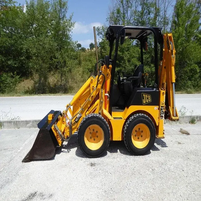 مینی بکهو لودر JCB 1CX با طراحی مناسب برای کارهای ساختوساز، موتور کارآمد و سیستم هیدرولیک دقیق