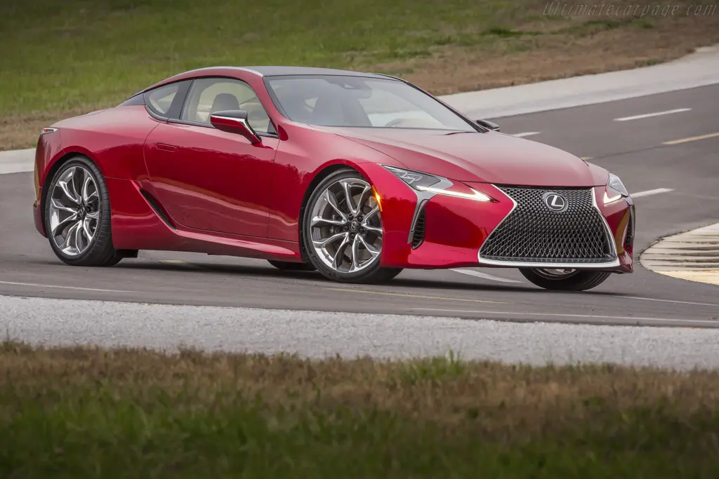 طراحی جلو Lexus LC با چراغهای LED و گریل بزرگ