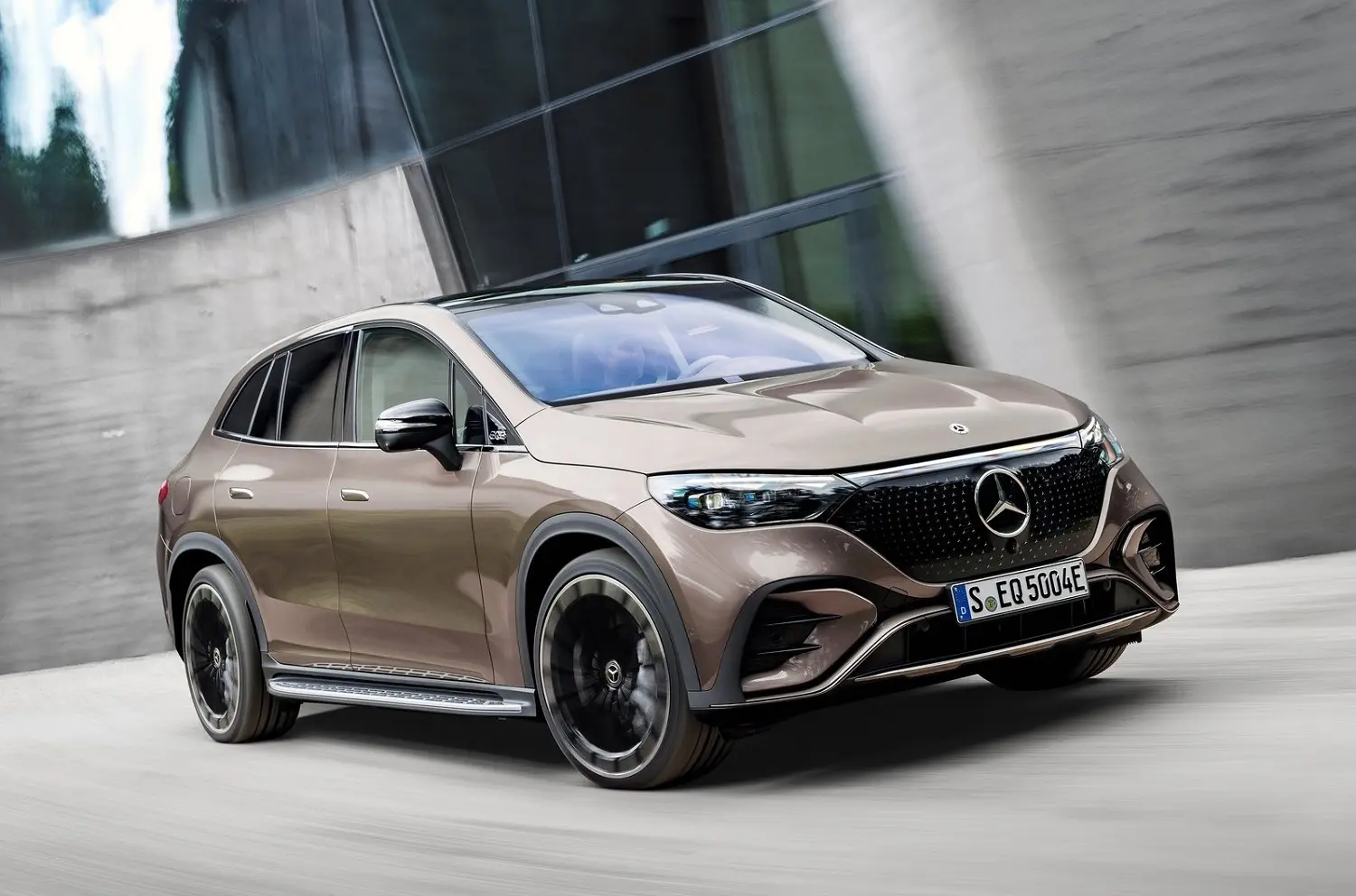 داخل کابین مرسدس بنز EQE SUV با صفحه نمایش بزرگ و کنترل‌های پیشرفته