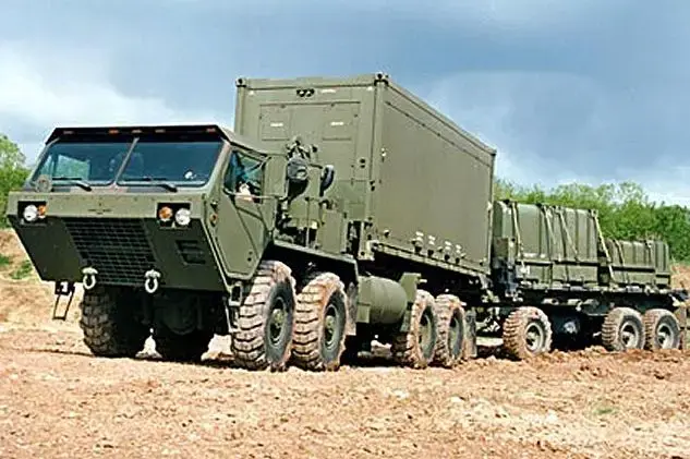 خودروی HEMTT مدل M977A2 در حال حرکت در محیط نظامی