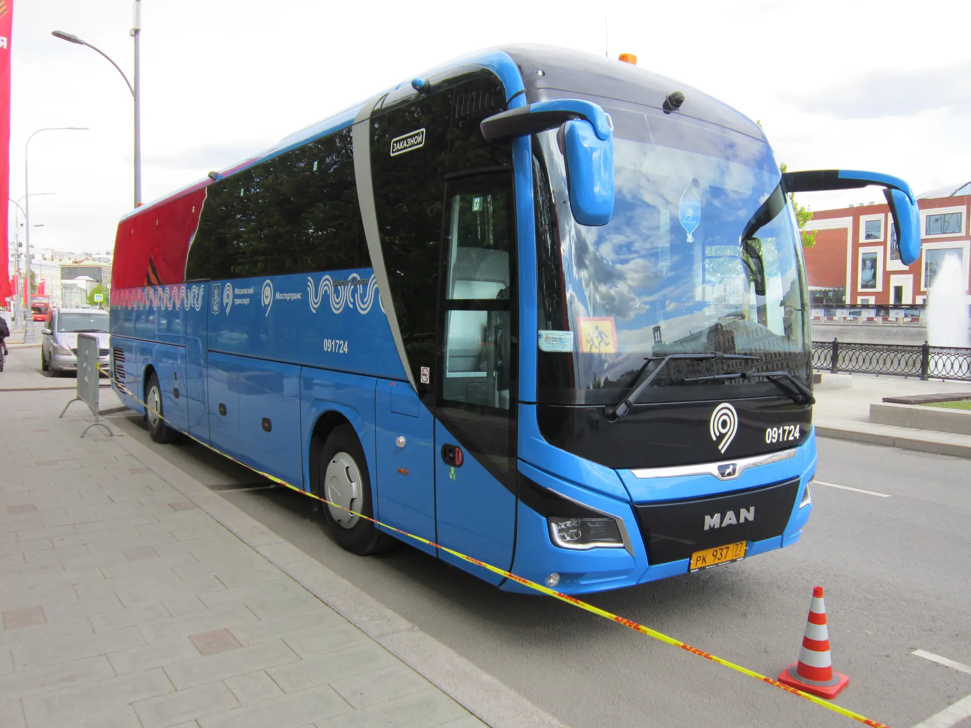 داخل کابین اتوبوس کوچ MAN Lion's Coach با صندلی‌های راحت و سیستم اطلاعات مسافر