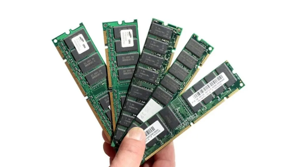 نمونه‌ای از رم‌های DDR4 با برچسب‌های مختلف برند