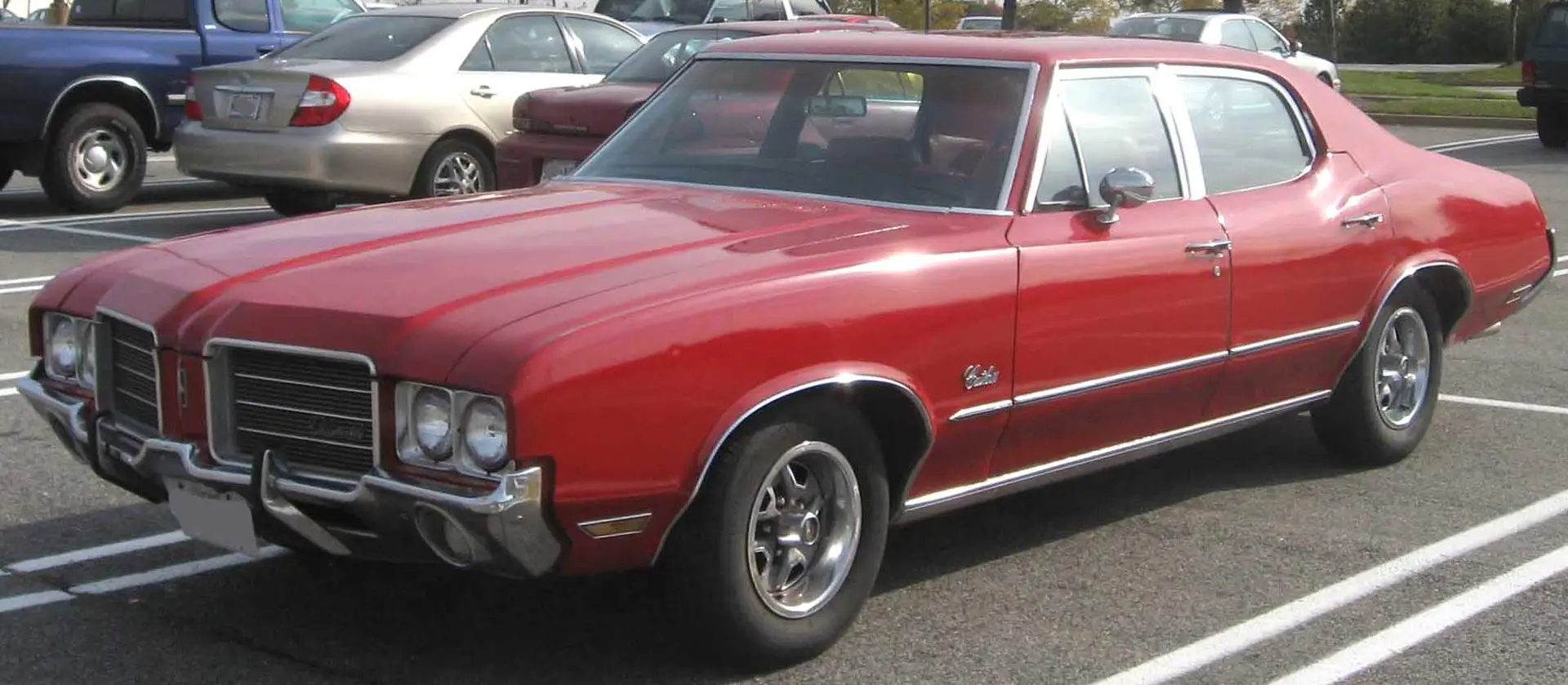 Oldsmobile Cutlass Sedan با طراحی کلاسیک و خطوط صاف