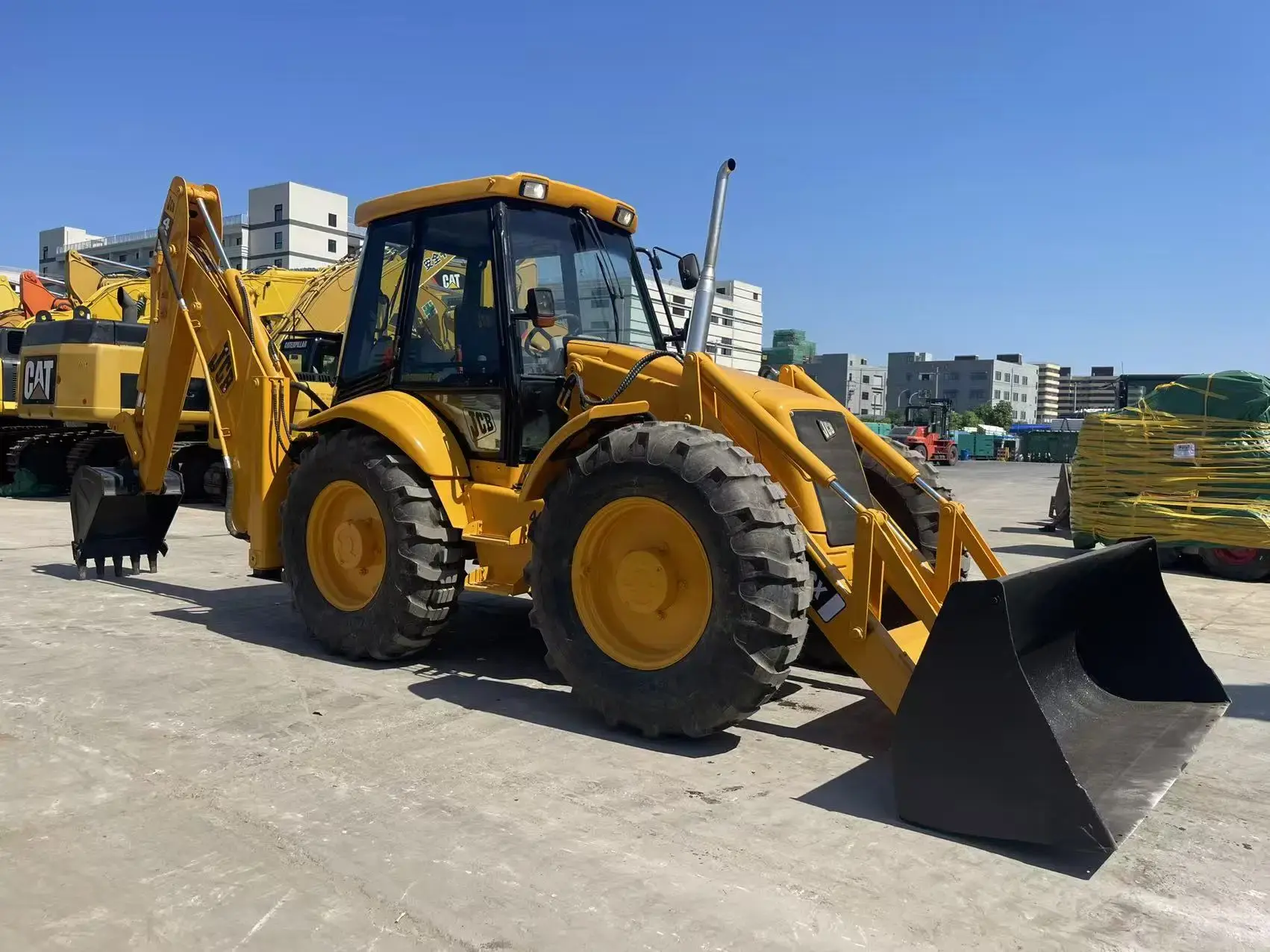 بکهو لودر JCB 4CX در حال تعمیرات راه و حفر گودال