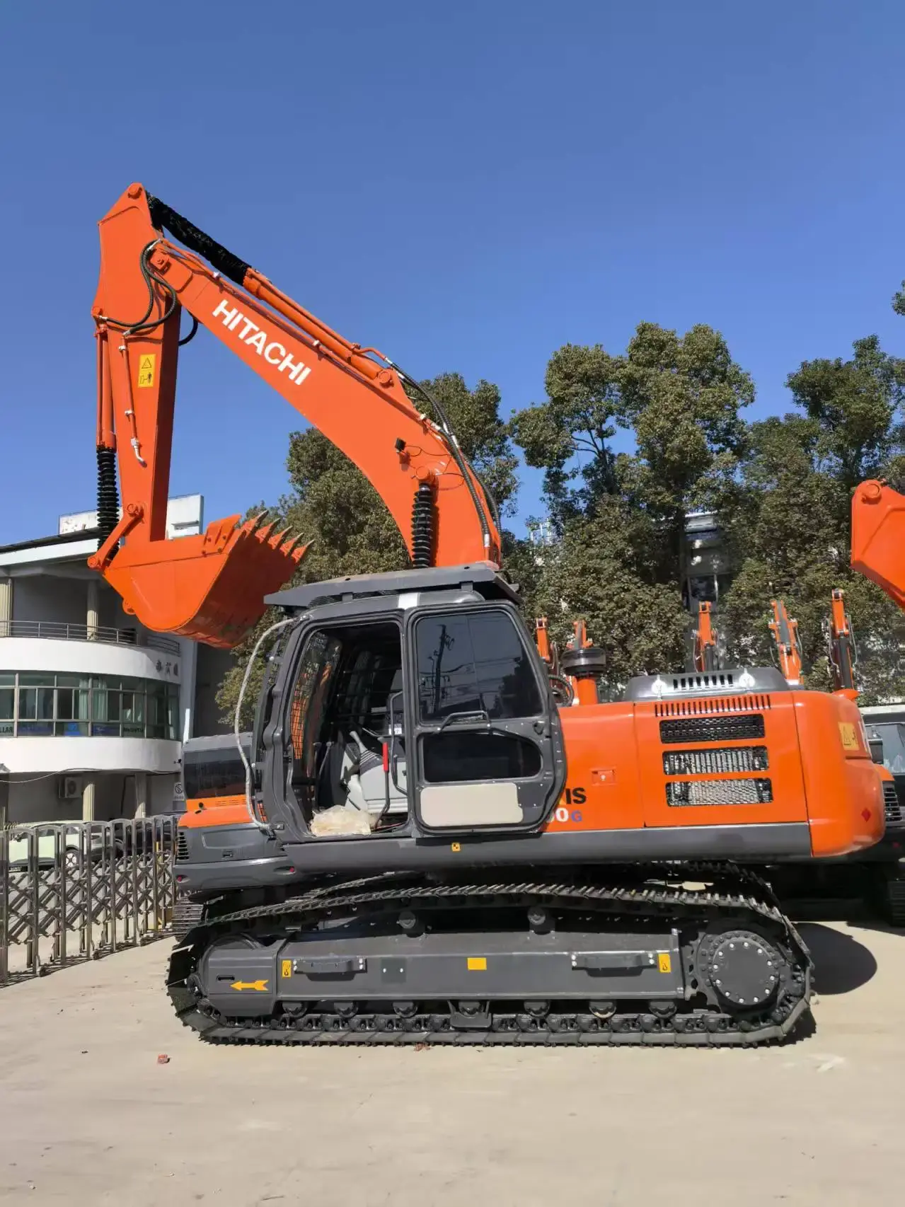 اکسکاواتور گشتاور هیتاچی ZX2000 در حال انجام عملیات چالزنی در یک پروژه ساختمانی
