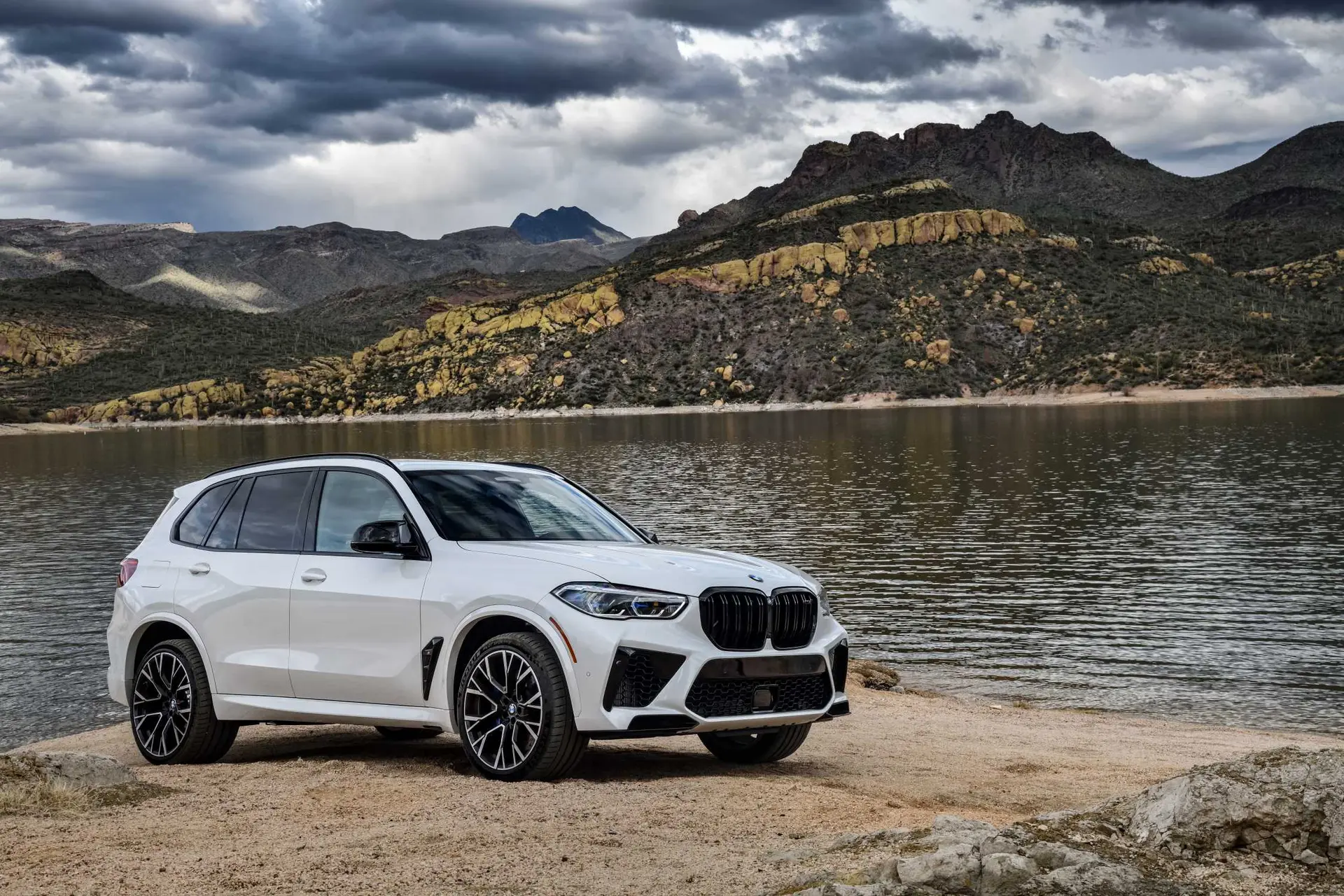 BMW X5 M با رنگ معدنی سفید و چرخهای آلومینیومی ۲۲ اینچی