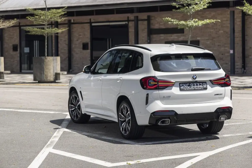 طراحی داخلی BMW X3 با کنسول مرکزی مدرن و صفحه نمایش بزرگ