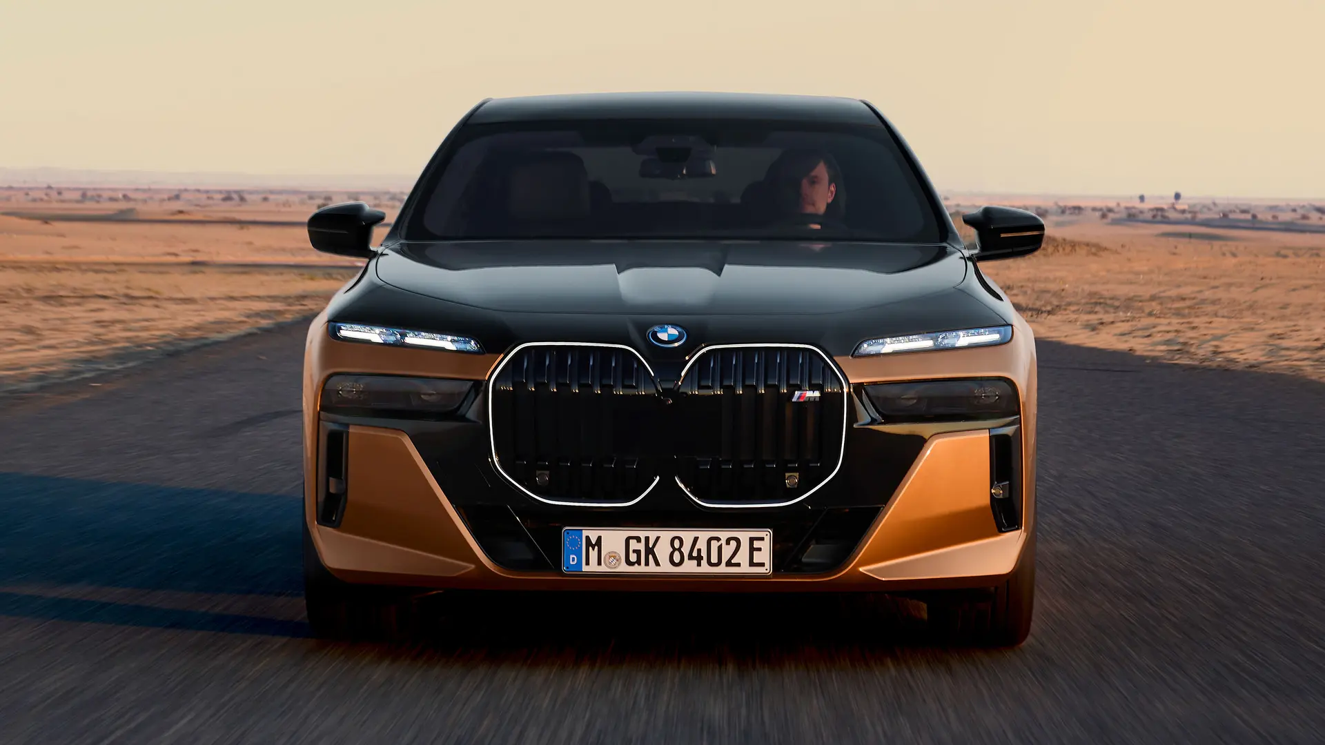 سیستم چهارچرخ محرک و فرمان الکتریکی BMW i7