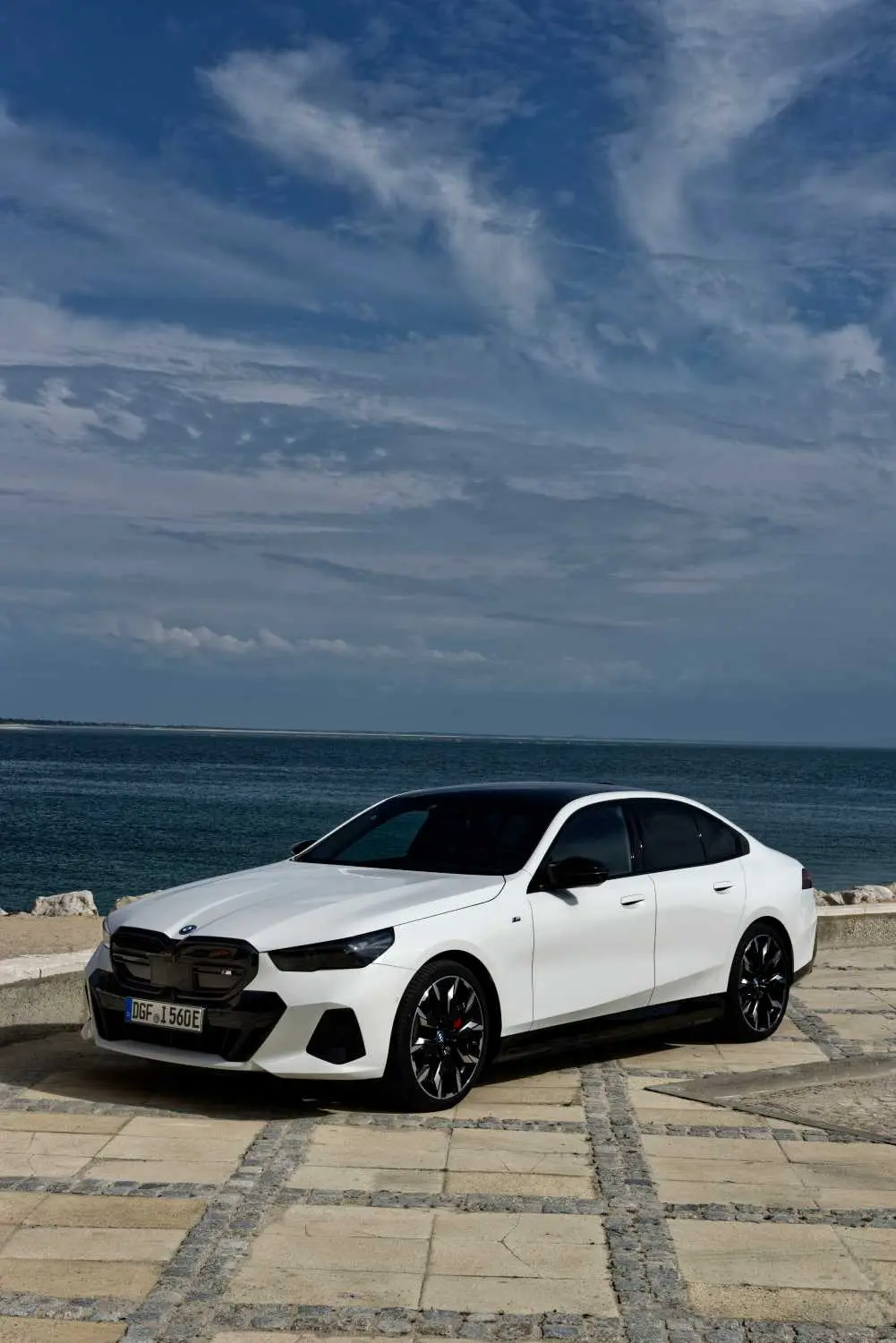 داخل کابین BMW i5 با نمایشگر دیجیتال پیشرفته و کنترلهای مدرن