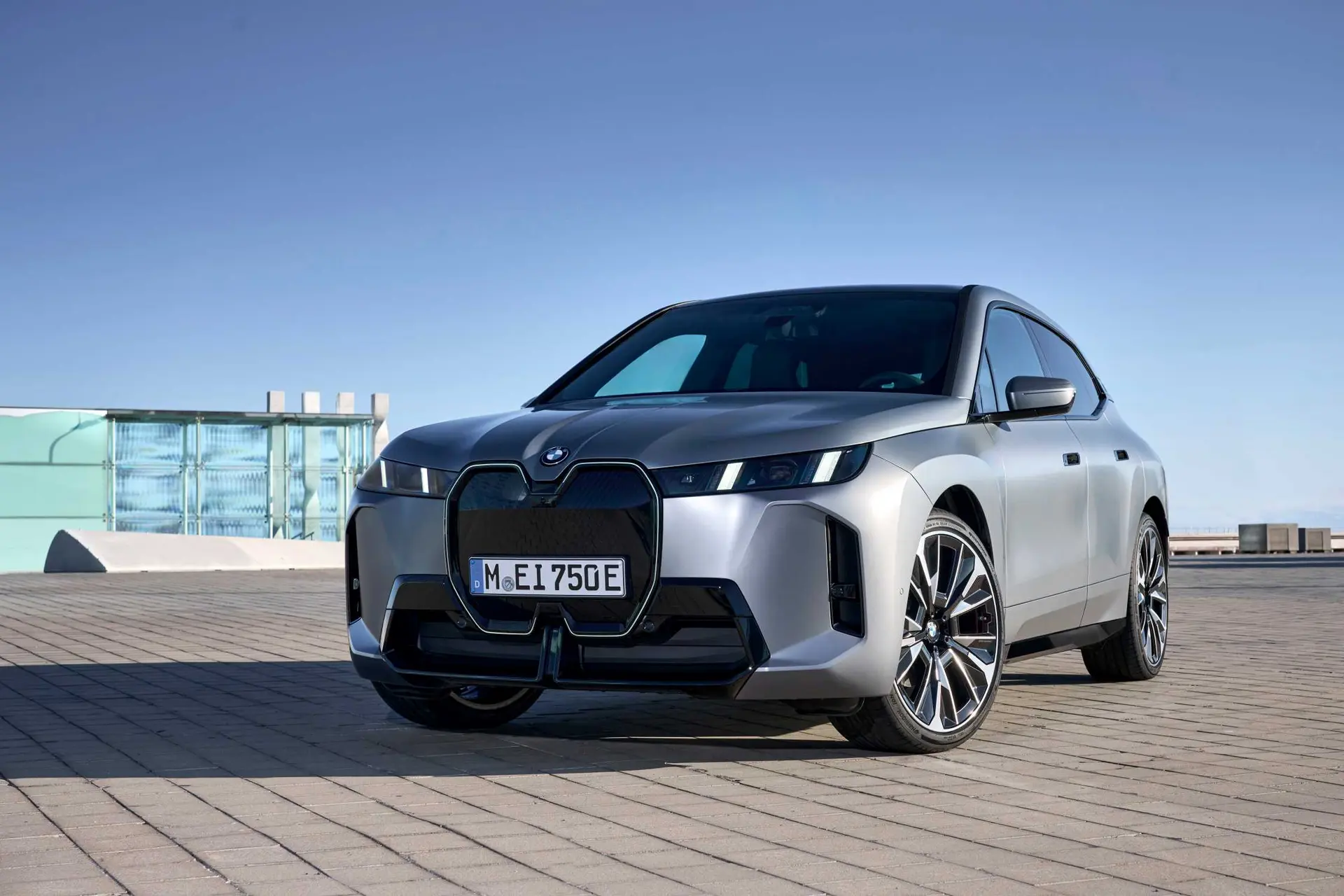 BMW iX با طراحی مدرن و بدنه‌ای سبک و مقاوم