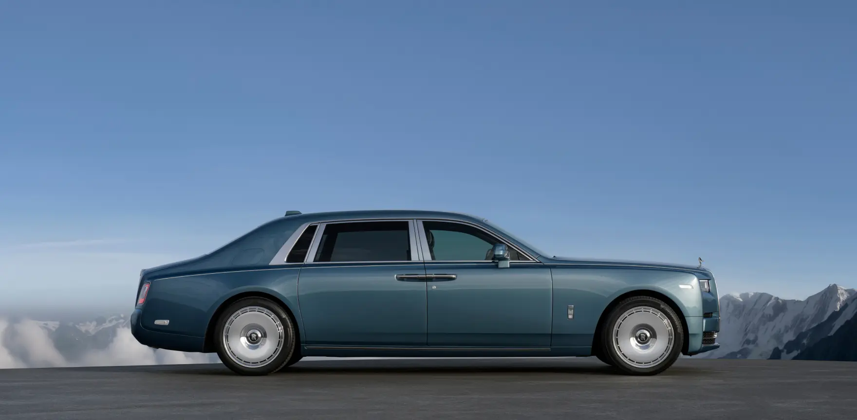 طراحی جلو و عقب Rolls-Royce Phantom با نورپردازی LED پیشرفته