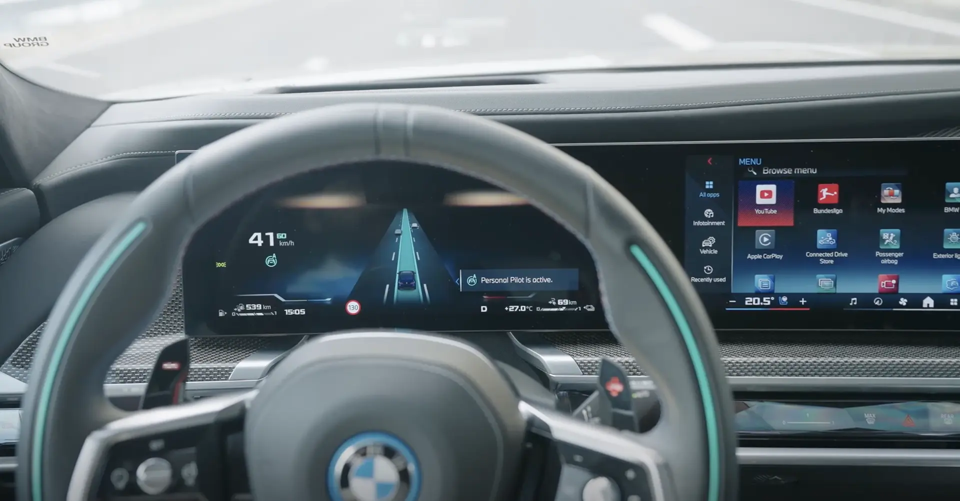 نمایی از داخل کابین خودروهای مجهز به BMW Personal Pilot با نمایشگرهای دیجیتال پیشرفته