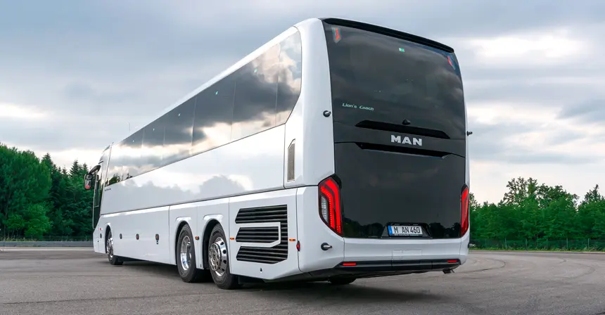 اتوبوس کوچ MAN Lion's Coach در حال حرکت در جاده