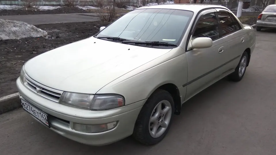 داشبورد و فضای داخلی یک مدل Toyota Carina با طراحی کاربردی و امکانات مناسب