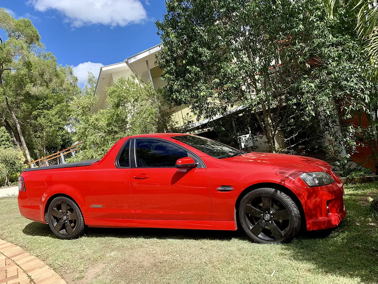 یک نمونه از Holden Ute با رنگ قرمز و طراحی کلاسیک که در مسیرهای خاکی استفاده می‌شود