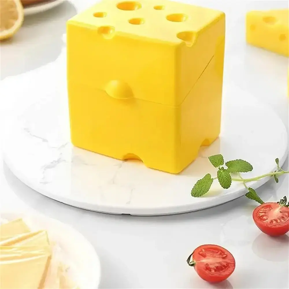 ظرف شیشه‌ای با پنیر داخل آن در یخچال