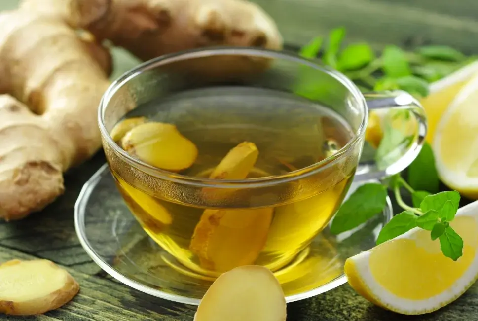 زنجبیل تازه و پودر آن برای تهیه دمنوش و استفاده در آشپزی