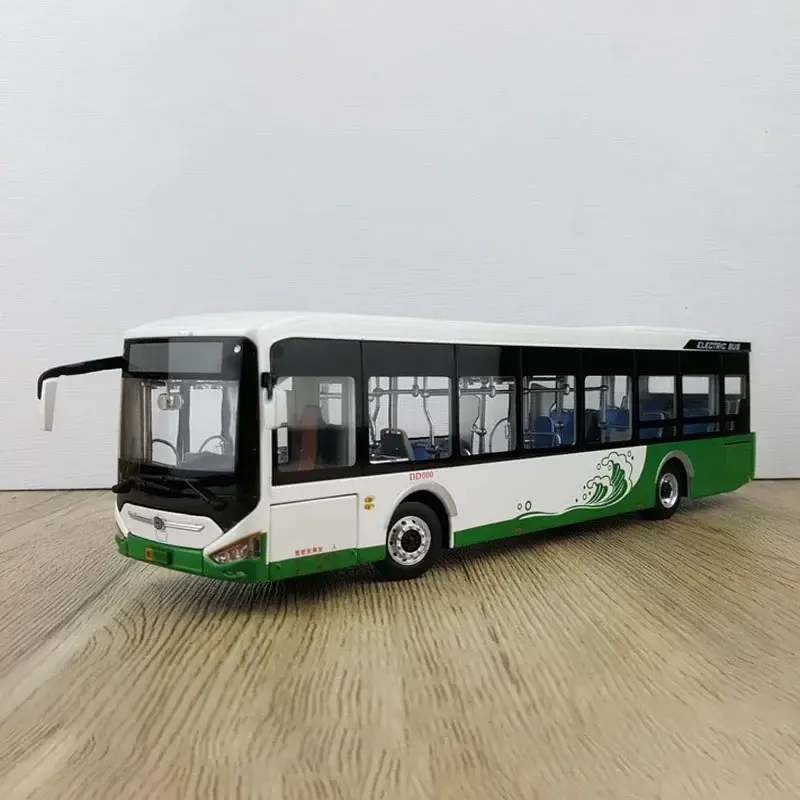 مینی‌بوس برقی ژونگ‌تونگ LCK6126 در حال حرکت در خیابان شهری